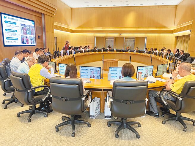 新北市政府18日上午召開市政會議，消防局以「行動·創新·效率 強韌台灣 從新北出發」為題專案報告。（王揚傑攝）