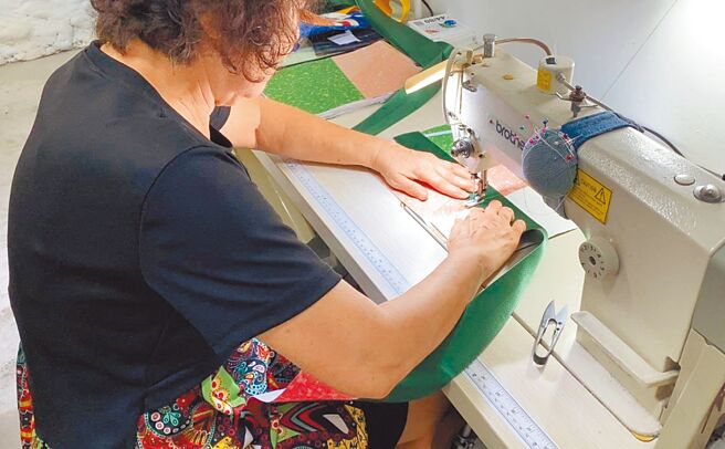 桃園市環保局回收帆布，改造成環保提袋再利用。（桃園市環保局提供／姜霏桃園傳真）