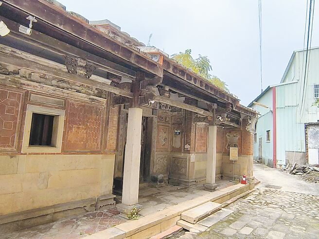 台中市定古蹟「摘星山莊」今年1月底休館整修，但至今未有進展，台中市府文化資產處指出，修復工程有潛在廠商，預計10月能順利發包。（李京昇攝）
