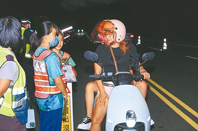 墾丁國小師生趁著假期白天在海邊淨灘，晚上加入護蟹交管及宣導活動。（墾管處提供／羅琦文屏東傳真）