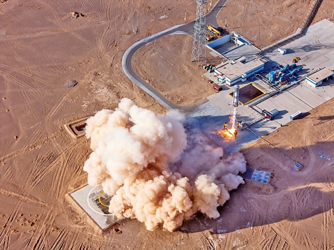 中国自主研发的朱雀三号VTVL-1可重复使用垂直起降回收试验箭，在酒泉卫星发射中心完成10公里级垂直起降返回飞行试验。（中新社）