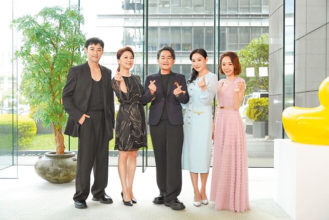 潘柏希（左起）、苗真、江國賓、陳柏渝、何依霈，18日合體宣傳《願望》。（三立提供）