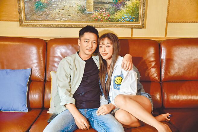 賴慧如（右）日前拍攝新歌MV，邀來藍葦華助陣演出。（時代創藝提供）