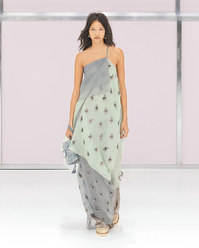 FENDI 2025春夏系列使用轻透面料、手工刺绣重现1920年代的裙装元素。（FENDI提供）