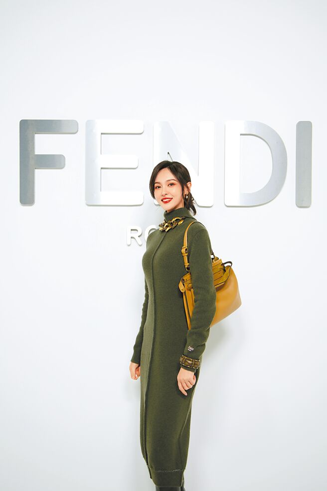 大陆女星唐嫣出席FENDI 2025春夏系列，并于秀后官宣成为FENDI品牌大使。（FENDI提供）