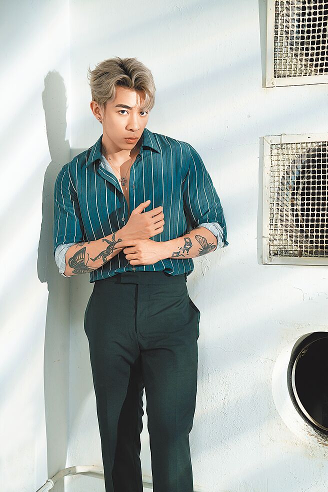 Tyson Yoshi挑戰襯衫搭西裝褲自誇有野性魅力。Paul Smith藍綠直條紋襯衫價格未定。（石智中攝）