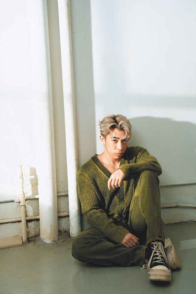 Tyson Yoshi穿上Paul Smith展現酷帥感，並讚服裝舒適好穿。苔蘚綠仿舊針織上衣價格未定、苔蘚綠仿舊針織開襟衫1萬7800元、苔蘚綠仿舊丹寧長褲1萬5800元。（石智中攝）