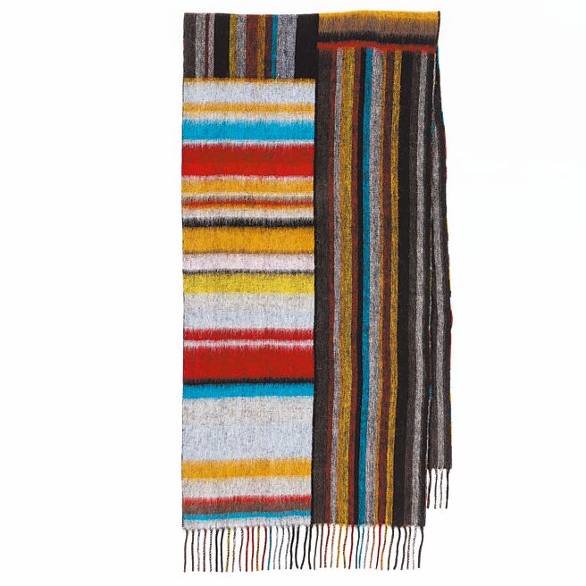 Paul Smith彩色條紋圍巾，9300元。（Paul Smith提供）