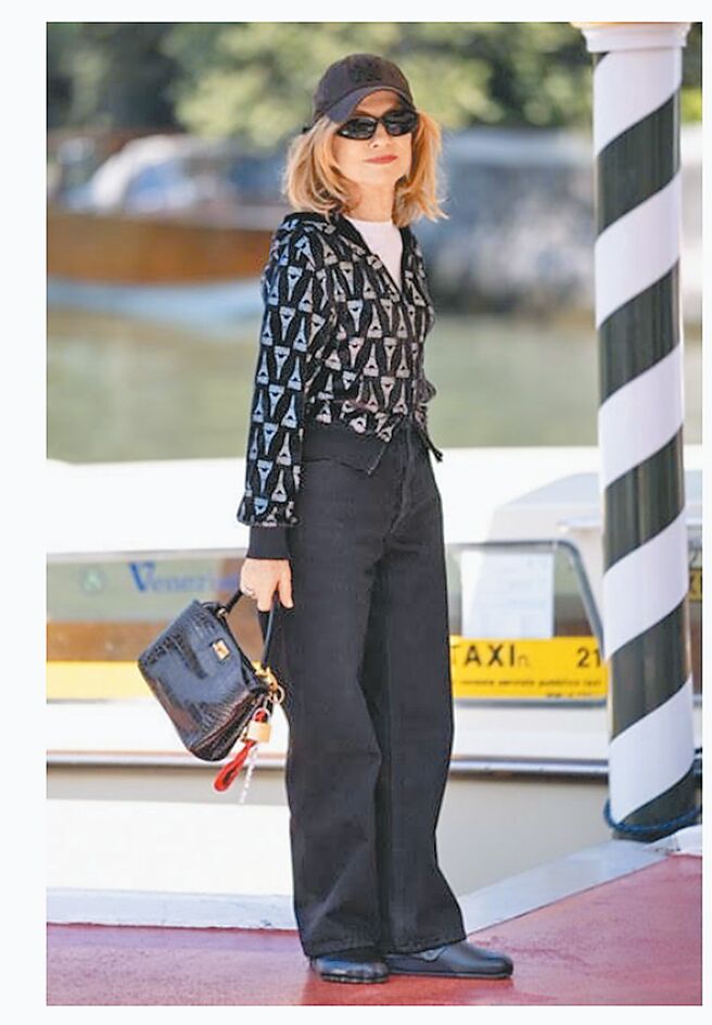 法國影后伊莎貝雨蓓出門都不忘提Rodeo現身。（Balenciaga提供）