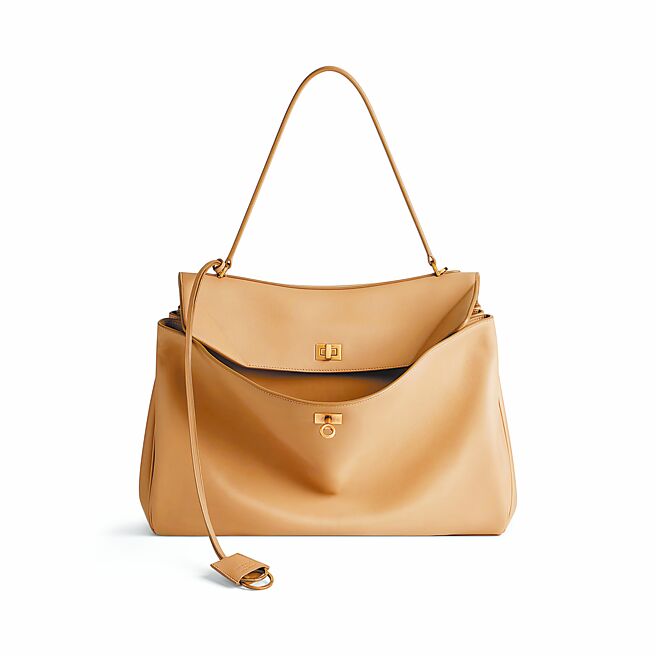 Balenciaga Rodeo大型奶茶色提包，售價16萬9000元。（Balenciaga提供）