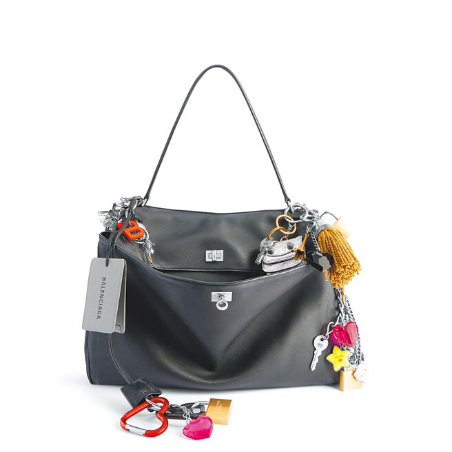 Balenciaga Rodeo大型作舊搭吊飾款提包，售價32萬9000元。（Balenciaga提供）
