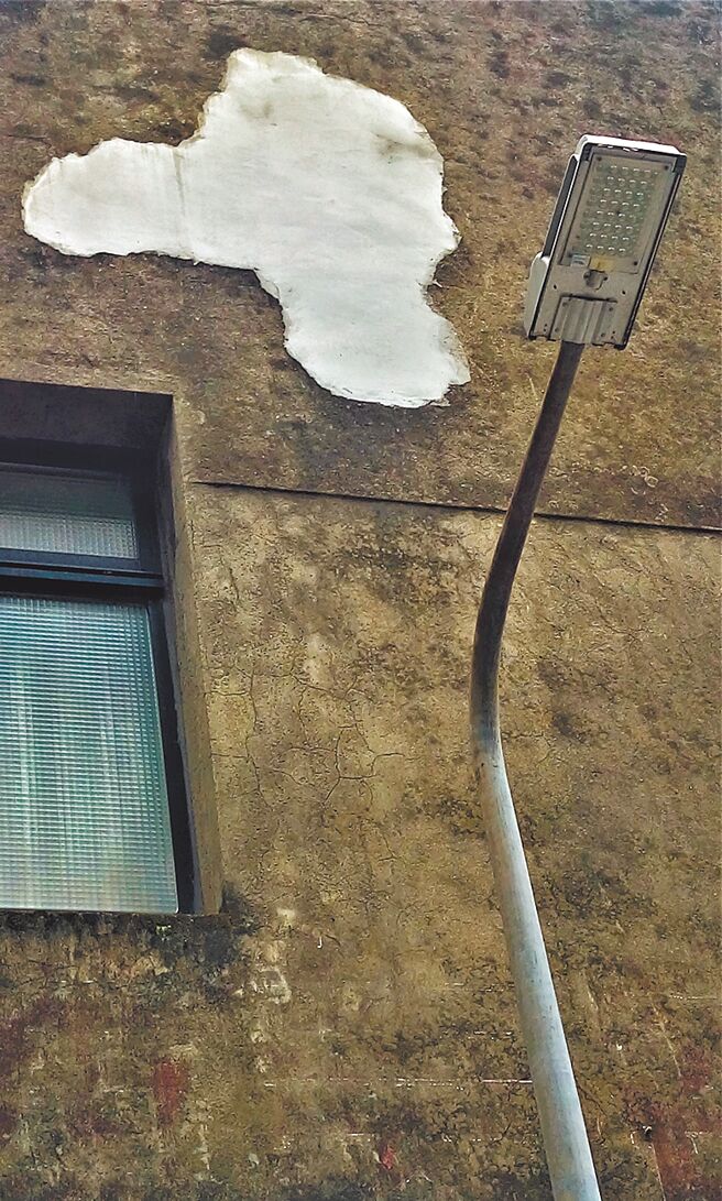 路灯不知道的事在信义区窥窗的白云窗内发生的种种事情一定与我漂浮的身世有关只好避开路灯多事的盘问把身体向窗边一点一点不断靠近（民国107年春）⊙罗青／摄影