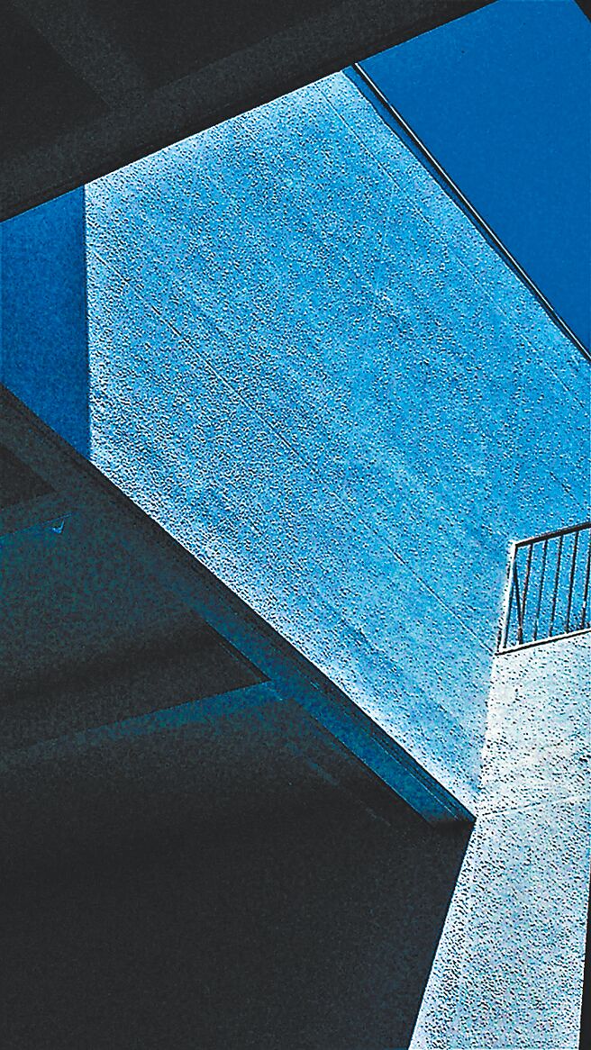 只有一条细细的不銹钢柱发亮．大家都看不见的台北美术馆美术馆里充满了各式各样的栏杆柱子各种形状的切割划分填满了艺术家的名条还有艺术派别名称（民国104年冬）⊙罗青／摄影