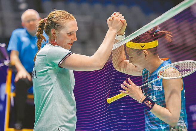 戴資穎（右）18日在超級1000系列中國大陸羽球公開賽落敗，賽後與對手在網前握手致意。（Badminton Photo提供）