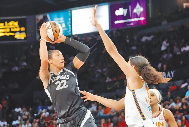 拉斯維加斯王牌隊當家球星阿賈威爾森（左），不但是WNBA單季得分破千第一人，18日更以單季451籃板改寫新猷。（美聯社資料照片）