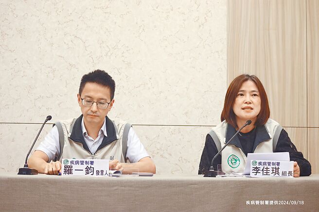 中秋後腹瀉攀高峰，疾管署副署長羅一鈞（左）估10月初上看15萬人次，提醒民眾注意食材安全和飲食衛生。（鄭郁蓁攝）