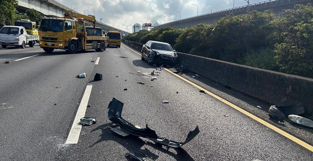 國1南向桃園段女駕駛拋飛車外 頭部重創腦漿溢出慘死