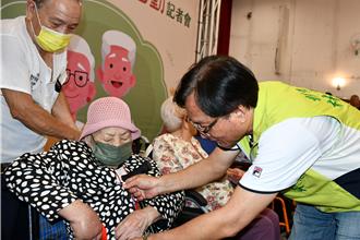 人瑞慶重陽戴金鎖片 彰化豪發千萬敬老禮金近3萬人受惠