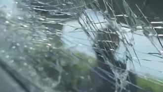 車道持安全帽砸車 以為和解就沒事！警曝機車男下場