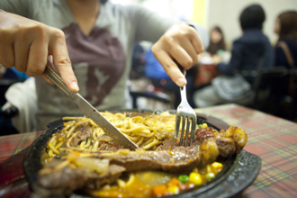 他驚覺孫東寶牛排默默倒一堆 內行人點名2關鍵：不如貴族世家