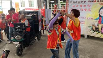 长辈乐享赏花烤肉 8旬翁开行动KTV欢唱、阿嬷大跳吉鲁巴