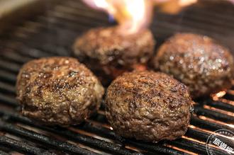 風潮吹進五星級酒店 晶華攜手美國肉協端「混血漢堡排」