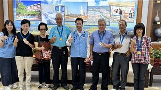 金門5人獲教育奉獻獎及資深優良教師 陳福海贈程儀嘉勉