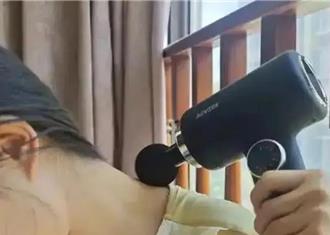 用筋膜槍按摩眼部 浙江男視力1年間退至0.1