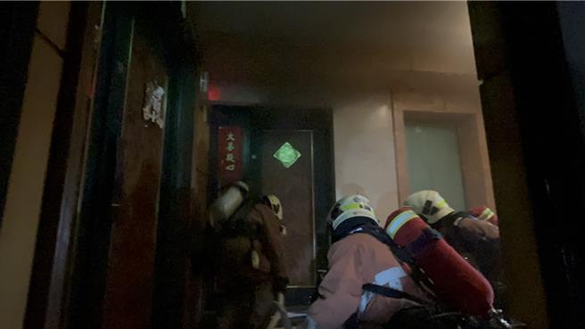 新竹市北区中正路1处9层楼高的住商混合大楼，20日深夜23点多发生火警。（新竹市消防局提供／王惠慧新竹传真）