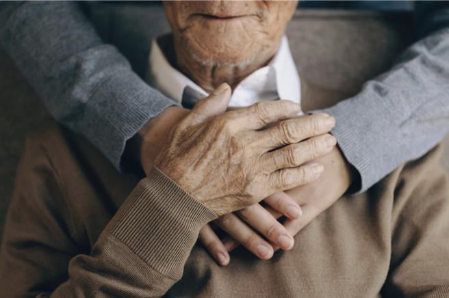 大陸國務院總理李強：穩妥有序實施「漸進式」延遲法定退休年齡改革。（示意圖：shutterstock／達志）