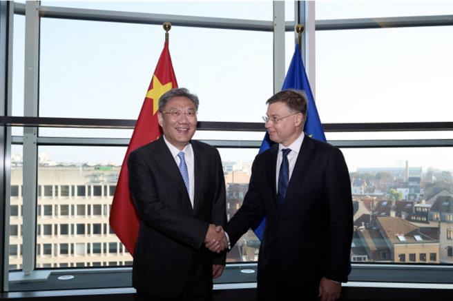 当地时间9月19日上午，中国商务部部长王文涛在欧盟总部会见欧委会执行副主席兼贸易委员东布罗夫斯基斯。（中国商务部官网）