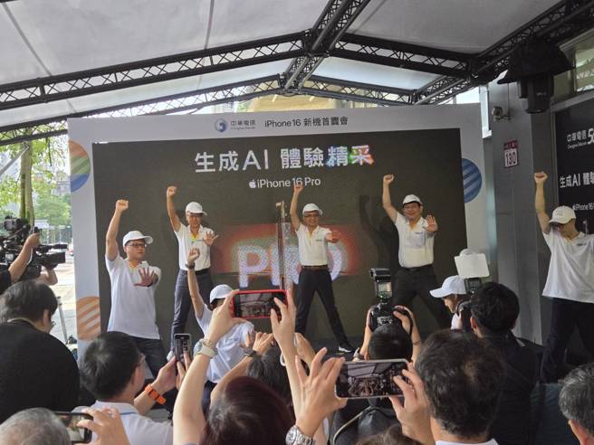 中華電信董事長郭水義豁出去，今率領中華電信高層大跳「十六蹲」促銷iPhone 16。（黃琮淵攝）
