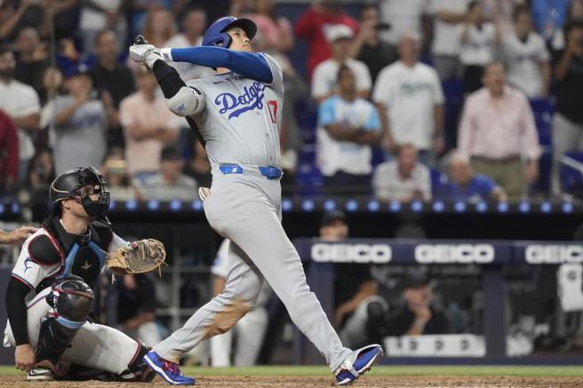 道奇队大谷翔平单场3响炮、2盗垒，一人贡献6安10打点。(美联社）
