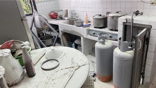 彰化市福马街1间早餐店疑因更换瓦斯，发生气爆事故。（民眾提供／孙英哲彰化传真）