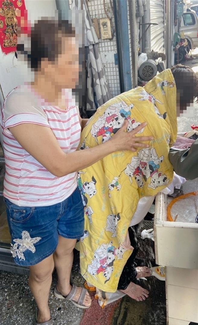 民眾在现场协助早餐店林姓老板娘浇灌清水。（民眾提供／孙英哲彰化传真）