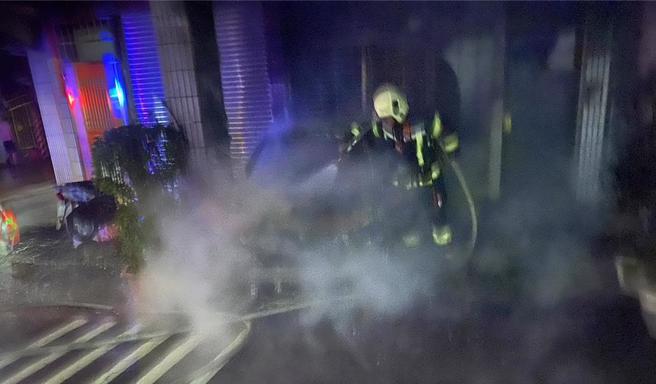 凤山深夜2场恶火12人受困，高二、国二兄弟檔1死1命危。（翻摄画面）