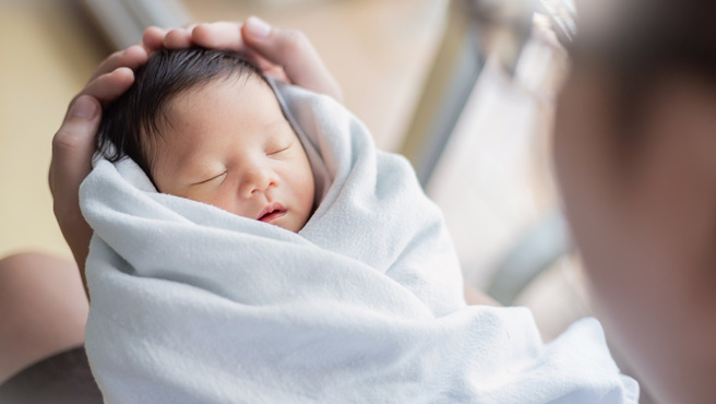泰国一名女婴因呼吸道问题入院治疗，父亲接回后却发现她的长相变了，验DNA才惊觉医院将2名相近时间接受治疗的女婴搞混。（示意图：Shutterstock／达志）