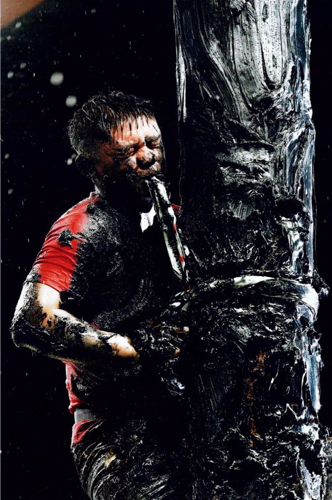 恆春搶孤攝影大賽，最後由「風雨無阻上孤棚」逆轉，抱走金獎。（翻攝恆春鎮公所）