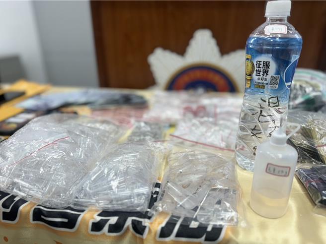 警方查扣含有「依托咪酯」成分的電子煙油，分裝製作成俗稱「喪屍菸彈」販賣。（洪靖宜攝）