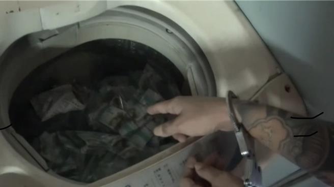  另於廢棄洗衣機中查扣大量毒咖啡包。（翻攝照片／洪靖宜高雄傳真）