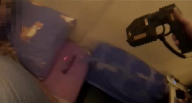 高嫌於睡夢中遭逮。（翻攝照片／洪靖宜高雄傳真）