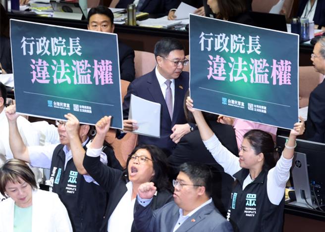 卓榮泰在立法院院會前受訪表示，國會、立法委員監督政府是天經地義的，但是如果本於祥和、專業，而且是一種非常尊重、互相尊重的態度，那我覺得這樣的政策對話、兩院的互動就會非常地健全。（姚志平攝）