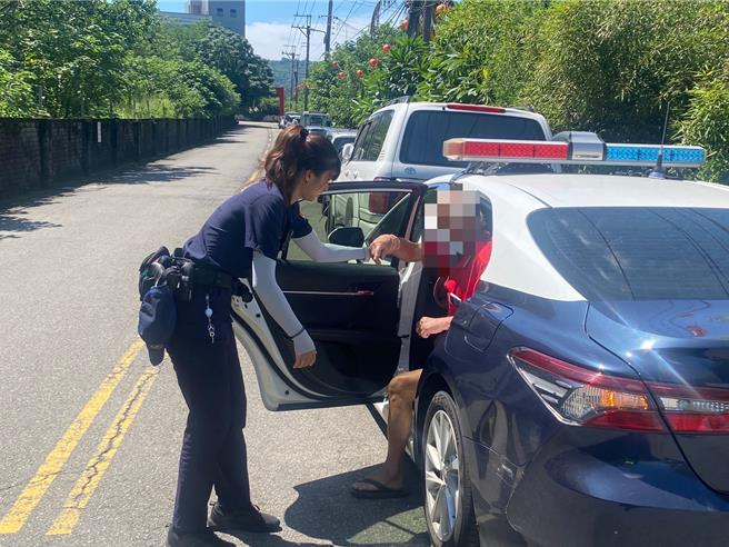 台中市大里区66岁赖姓老翁日前上午9时多在长春路巷弄间徘徊「找呒车」，警方调阅监视器循线调查找到，由于赖翁左手不便，警方更贴心到赖翁住处载他领车。（雾峰警分局提供／潘虹恩台中传真）