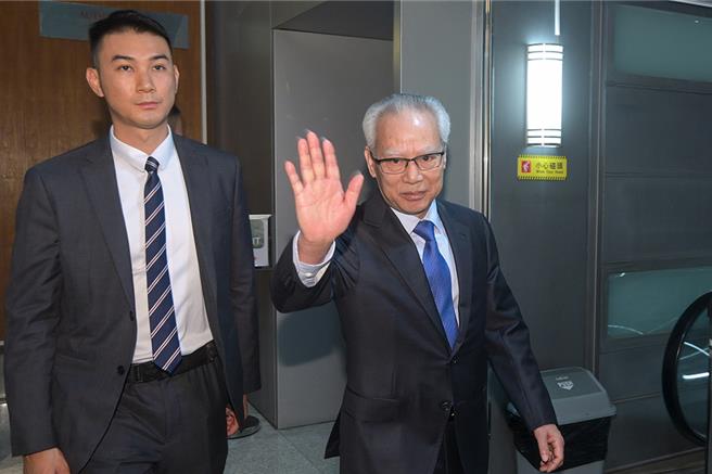 岑浩辉被确定性接纳为澳门特区第六任行政长官选举候选人。图为9月10日岑浩辉递交2024澳门特区行政长官选举候选人提名表。（中新社）