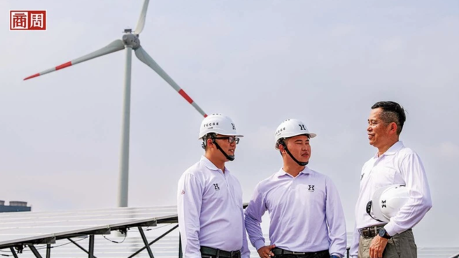 「壮世代喔，就是要衝撞这个世代啦！」台泥绿能嘉义厂经理林志坚（图右）说。2025年台湾进入超高龄社会，中高龄占比将过半，使人生中场转换职涯跑道、技能再造，成为个人和企业共同的课题。 (摄影者：陈宗怡)