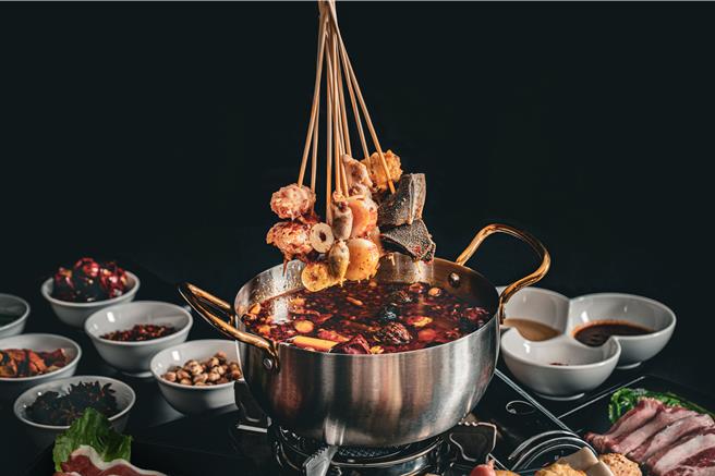 9月30日前，「桂苑串串」每周一至周四，期間限定推出買1送1串串鍋吃到飽優惠，兩人同享含服務費只需879元。（圖／礁溪麒麟酒店）
