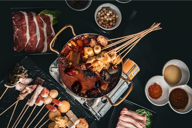 「桂苑串串」堪稱是礁溪首間串串火鍋吃到飽，網羅了宜蘭當地的風土食材，像是噶瑪蘭黑豬肉，佐上三星蔥或蒜苗，可體驗時下最夯的火鍋嚕串。（圖／礁溪麒麟酒店）