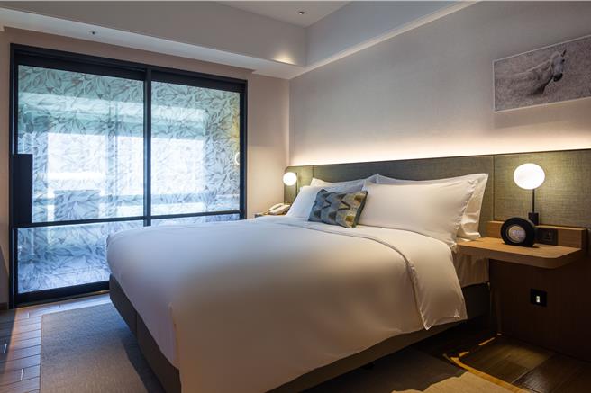 「一泊二食·養身養生秋冬美饌」專案房型提供謐境輕奢親子客房，近9坪的大空間，搭配酒店特選席夢思床墊，為輕旅行提供舒適靜謐的一好眠。（圖／礁溪麒麟酒店）