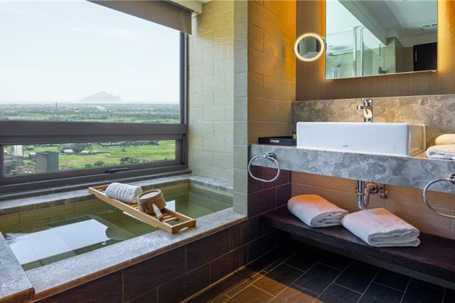 秋冬進入泡湯旺季，礁溪麒麟酒店推出「一泊二食·養身養生秋冬美饌」專案搶市，房內皆設有私人溫泉湯屋，可暢享泡湯樂趣。（圖／礁溪麒麟酒店）