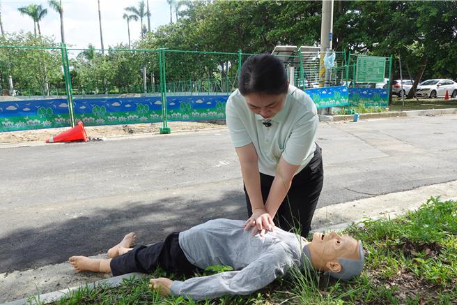 派駐到仁愛綜合長照機構籌備處工作的護理師陳秋珍模擬事發當時，為路倒工人做心肺復甦術，爭取寶貴救命時間。（圖／台中慈濟醫院提供）